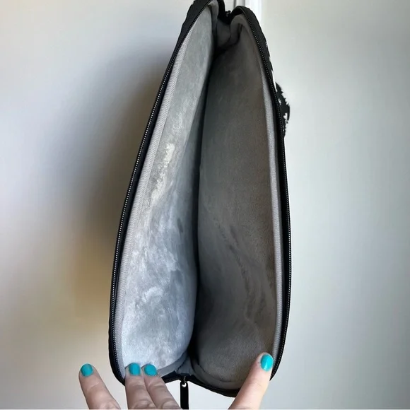 Floral Laptop Sleeve with Daisy Pattern - Picture 3 of 5